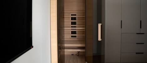 Een strijkplank/strijkijzer, wifi, beddengoed