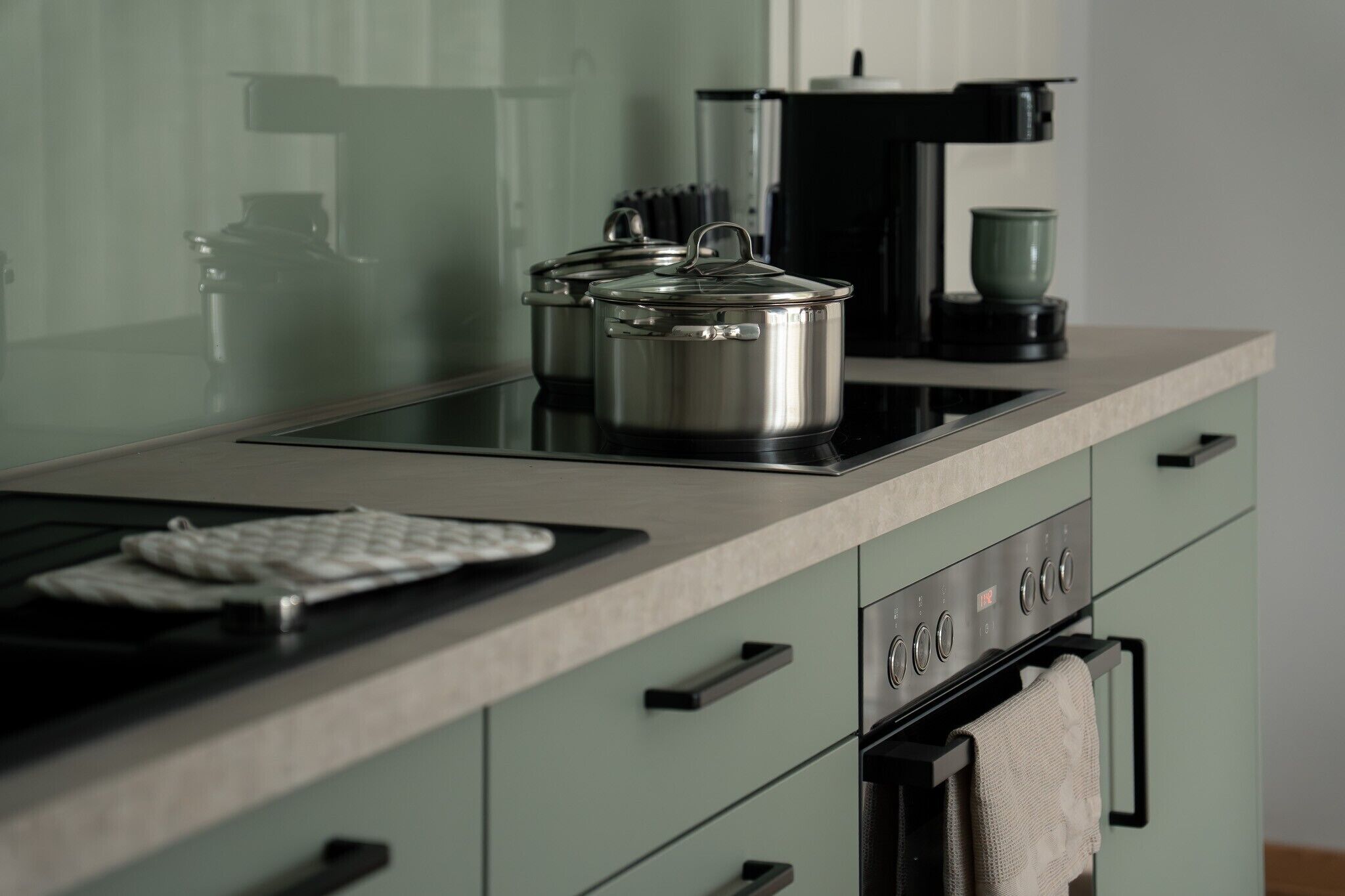 Frigorifero, forno, piano cottura, lavastoviglie