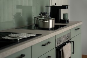 Frigorifero, forno, piano cottura, lavastoviglie