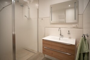 Dusche, Haartrockner, Handtücher