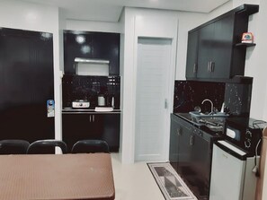 Réfrigérateur, micro-ondes, four, plaque de cuisson