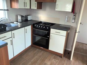 Fridge, microwave, oven, stovetop - Seashell Cove - 2 bedrooms sleeps 6 (Dymchurch)