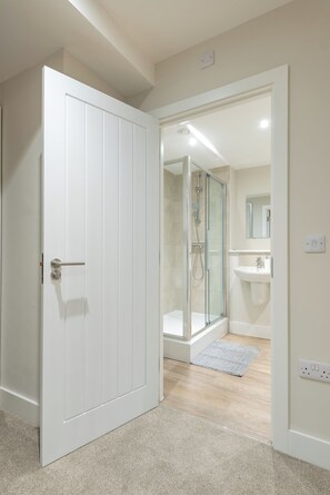 Shower, hair dryer, towels, shampoo