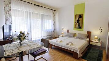 Apartment, 3 Bedrooms, Patio, Garden View | 3 bedrooms