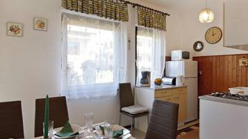 Apartment, 3 Bedrooms, Patio, Garden View | Dining room