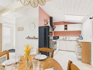 Fridge, microwave, oven, dishwasher - House in Pornic for 4  with jacuzzi and terrace (Pornic)