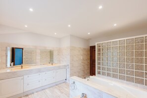 Dusche, Whirlpool, Haartrockner, Bidet