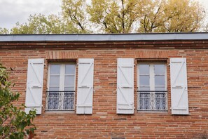 Exterior detail - Aile château de Saint-Sarnin - 14 pers, 5 chambres. piscine. parc & nature (Grisolles)