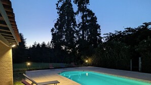 A swimming pool with lounge chairs and a patio area. - Aile château de Saint-Sarnin - 14 pers, 5 chambres. piscine. parc & nature (Grisolles)