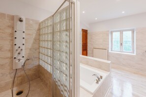 Shower, jetted tub, hair dryer, bidet - Aile château de Saint-Sarnin - 14 pers, 5 chambres. piscine. parc & nature (Grisolles)