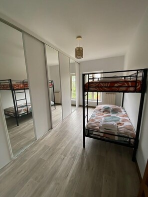 5 makuuhuonetta, vauvan matkasänky, ilmainen Wi-Fi, vuodevaatteet