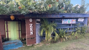 Un edificio con un letrero que dice "ZEN" y un mural en la pared.