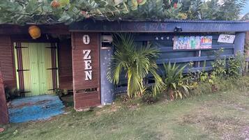 Chambre Double ou avec lits jumeaux, balcon | Enceinte de lâhĂ©bergement