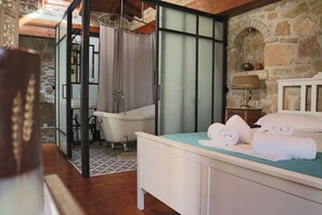 Iron/ironing board, WiFi, bed sheets - Authentic Zakynthos Town Villa * 3 open-plan bedrooms * Sleeps <7 * Local Stay (Zakinthos)
