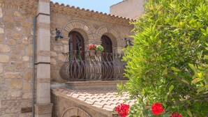 A stone building with a tiled roof, arched windows, and a balcony with wrought iron railings. - Authentic Zakynthos Town Villa * 3 open-plan bedrooms * Sleeps <7 * Local Stay (Zakinthos)