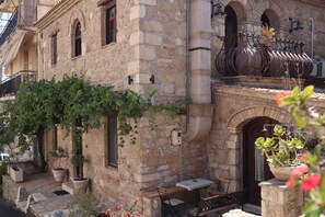 Exterior - Authentic Zakynthos Town Villa * 3 open-plan bedrooms * Sleeps <7 * Local Stay (Zakinthos)