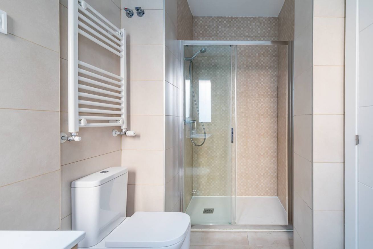 Regadera, toallas, papel de baño 