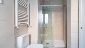 Regadera, toallas, papel de baño