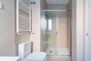 Regadera, toallas, papel de baño 