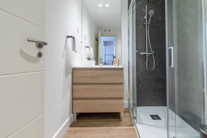 Dusche, Handtücher, Toilettenpapier