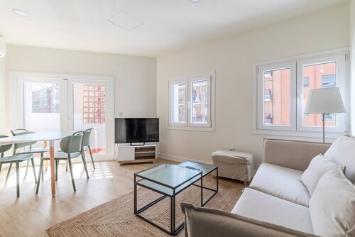 Dit appartement van 50 m² beschikt over een tweepersoonsbed, een eenpersoonsbed, een badkamer en een volledig uitgeruste keuken, ideaal voor gezinnen of kleine groepen. Het biedt comfort en functionaliteit.