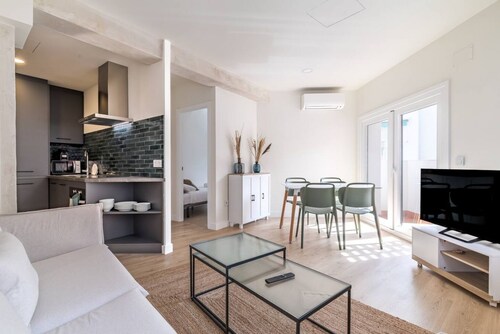 Dit appartement van 50 m² beschikt over een tweepersoonsbed, een eenpersoonsbed, een badkamer en een volledig uitgeruste keuken, ideaal voor gezinnen of kleine groepen. Het biedt comfort en functionaliteit.