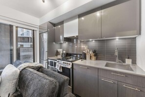 冰箱、微波炉、烤箱、炉灶