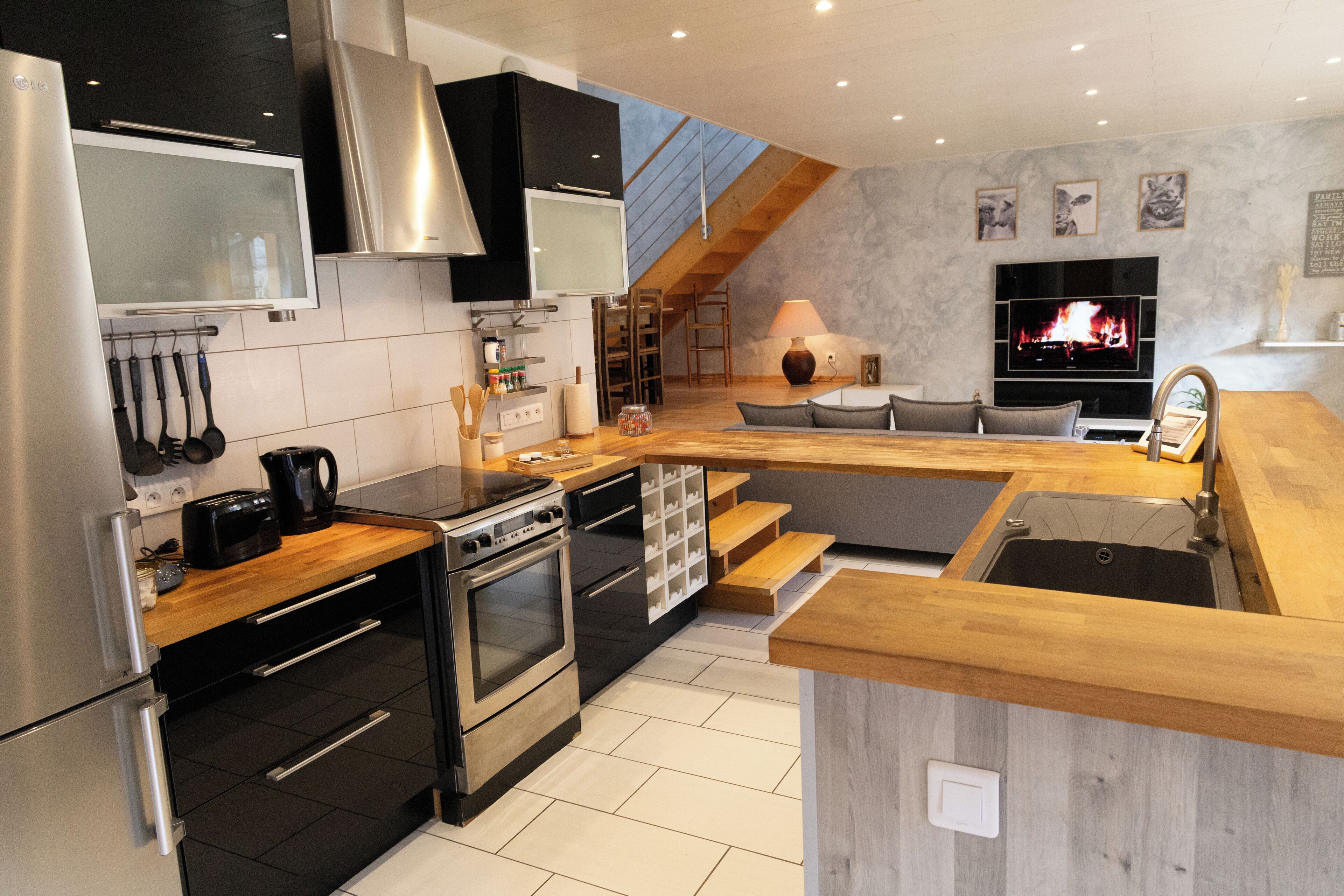 Een oven, een kookplaat, een vaatwasser