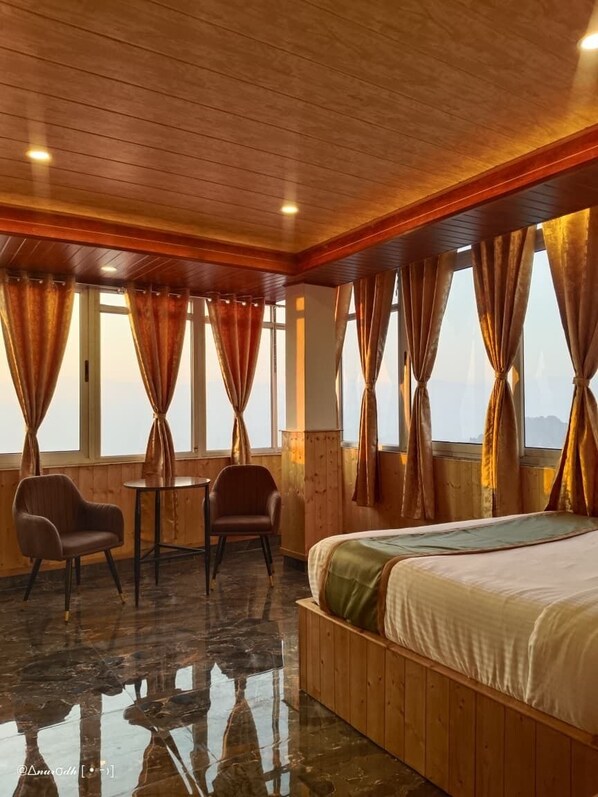 Phòng 4, quang cảnh núi | Nệm cao su hoạt tính (memory foam), khu vực làm việc phù hợp cho laptop