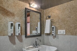 Deluxe Double Room | Bathroom | Shower, towels, soap, shampoo - WORMWOOD SYNERGY NEW MANDALA (Darjeeling)