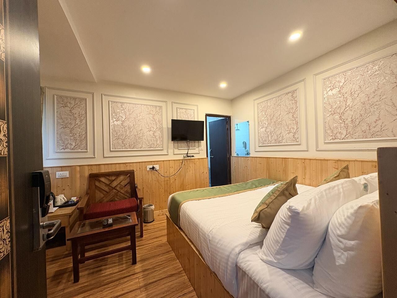 Basic Room | Laptop workspace, free WiFi