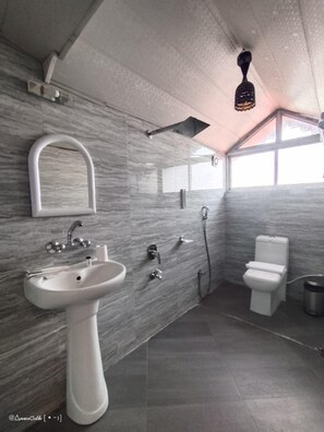 Family Group Apartment, Mountain View | Bathroom | Shower, towels, soap, shampoo - WORMWOOD SYNERGY NEW MANDALA  (Darjeeling)