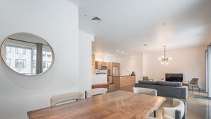 Eine moderne Wohnung mit Essbereich, Küche und Wohnzimmer.