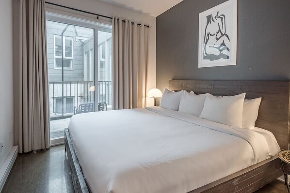 Room - Luxury Old Montreal Suite with Soaring Ceilings (Montréal)