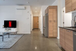 Private kitchen - Luxury Old Montreal Suite with Soaring Ceilings (Montréal)