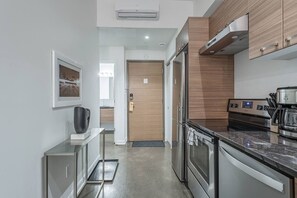 Réfrigérateur, four à micro-ondes, un four, surface de cuisson