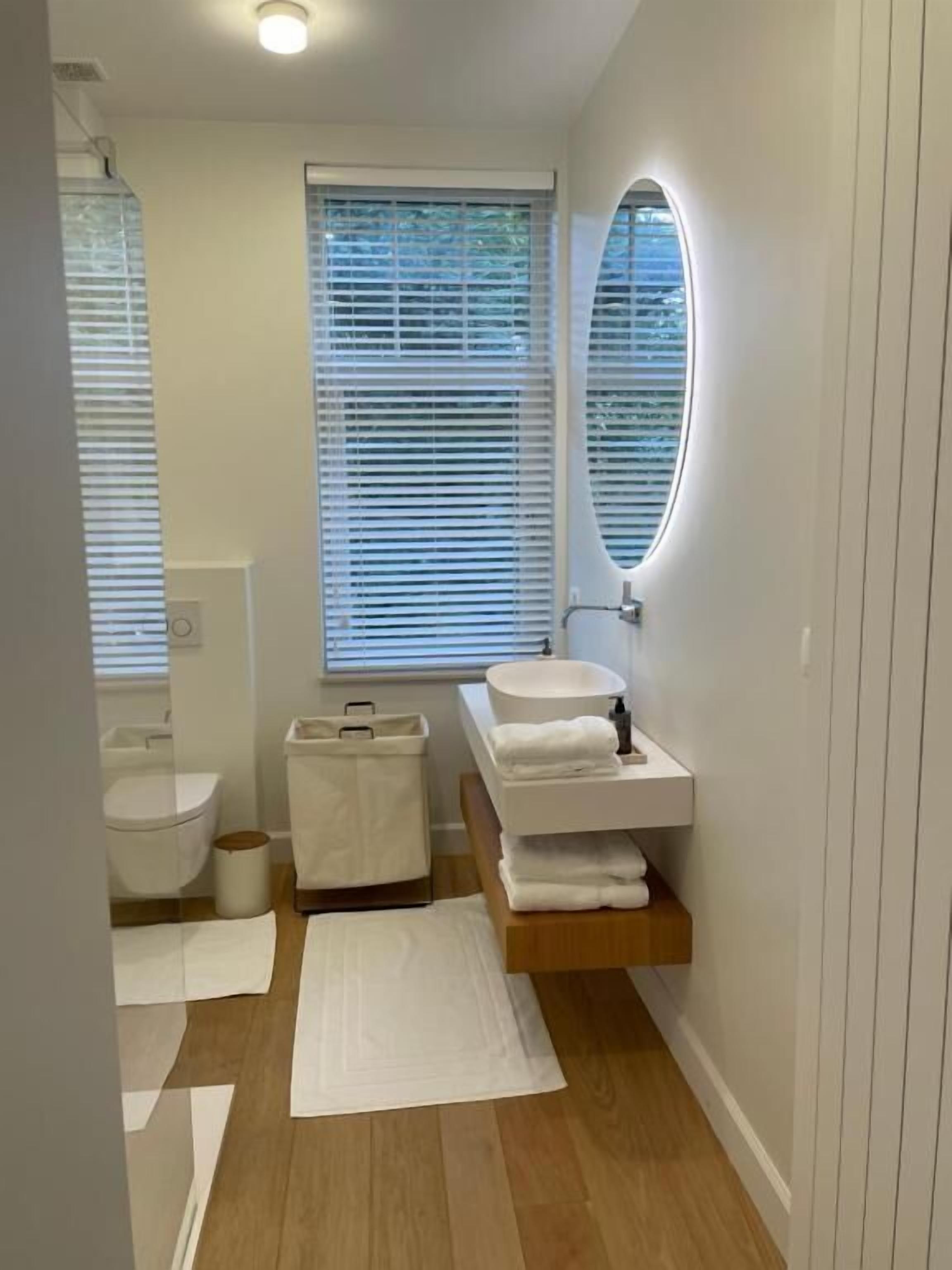 Deluxe Room Balcony | 浴室 | 淋浴設備、風筒、提供毛巾