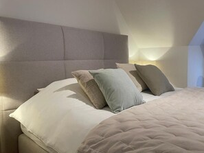 Deluxe Suite with King-Size Bed | Tabla de planchar con plancha y wifi gratis
