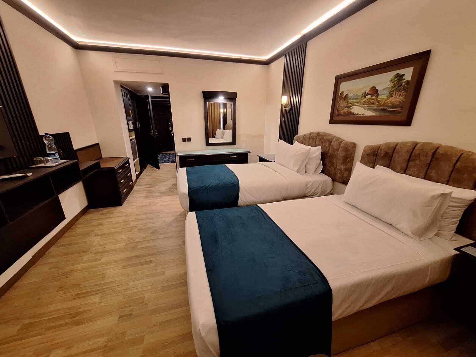 Quarto duplo luxo, vista para a cidade | Escrivaninha, cortinas blackout, ferros/tábuas de passar roupa