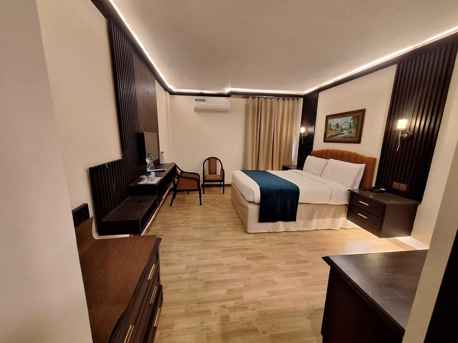 Quarto casal luxo, 1 cama King, serviço de arrumação, vista para a cidade | Escrivaninha, cortinas blackout, ferros/tábuas de passar roupa