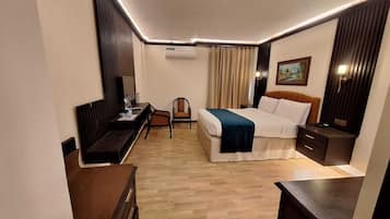 Escritorio, cortinas blackout y tabla de planchar con plancha