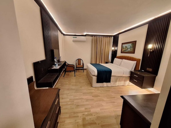 Quarto casal luxo, vista para a cidade | Escrivaninha, cortinas blackout, ferros/tábuas de passar roupa