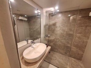 Habitación Deluxe con 2 camas individuales, vistas a la ciudad | Baño | Toallas, jabón, champú y papel higiénico