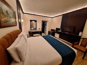Quarto casal luxo, vista para a cidade | Escrivaninha, cortinas blackout, ferros/tábuas de passar roupa