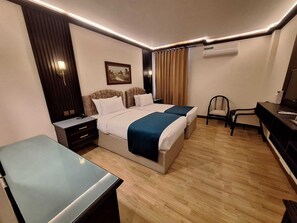 Habitación Deluxe con 2 camas individuales, vistas a la ciudad | Escritorio, cortinas opacas, tabla de planchar con plancha y wifi gratis