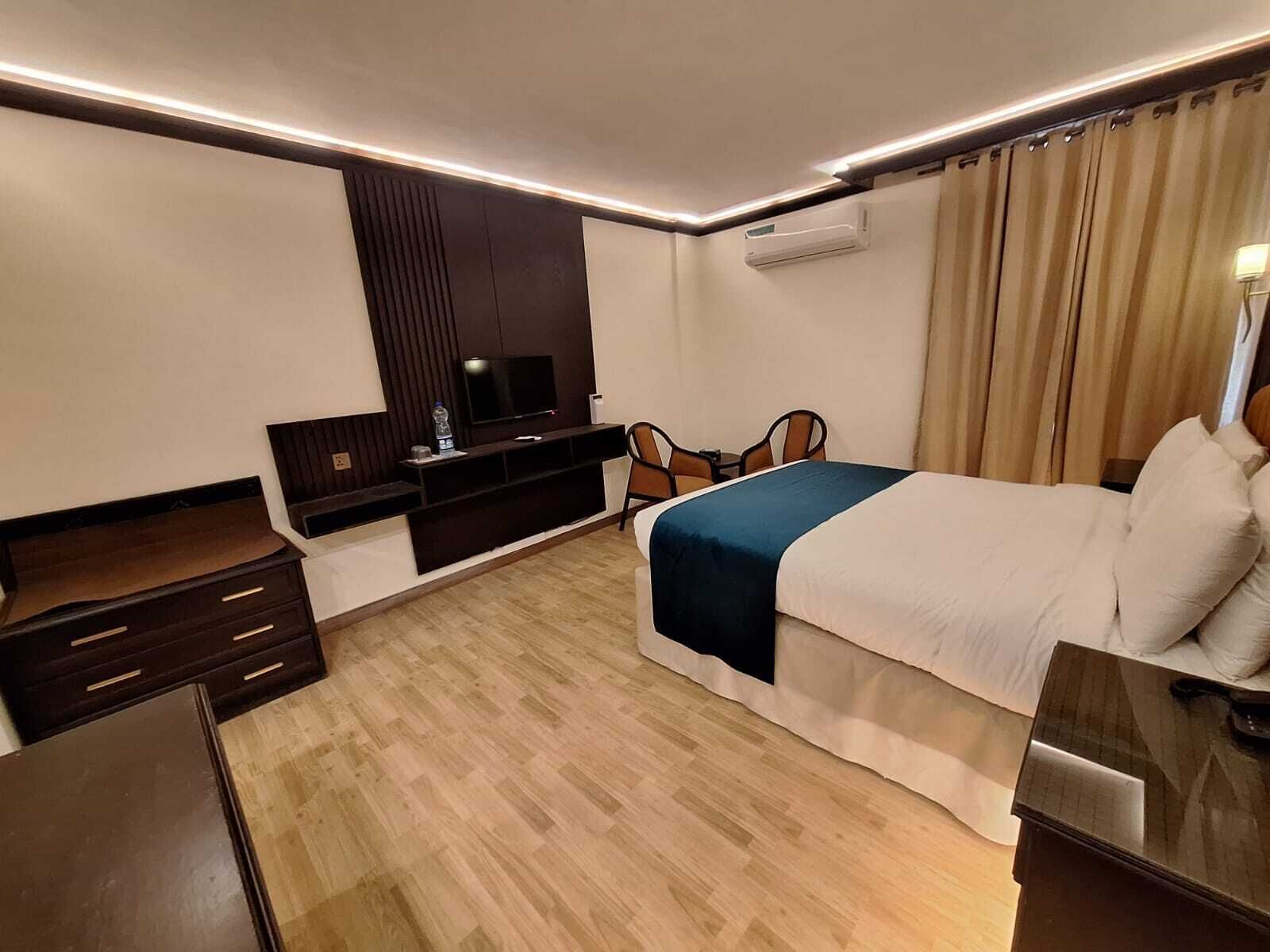 Meja, langsir/tirai gelap terus, seterika/papan seterika, Wi-fi percuma 