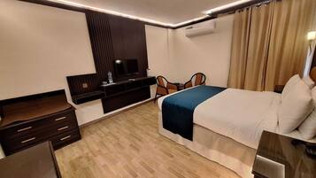 Meja, langsir/tirai gelap terus, seterika/papan seterika, Wi-fi percuma