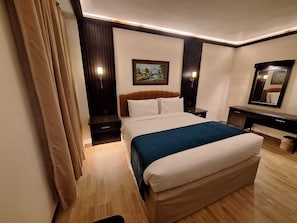 Escrivaninha, cortinas blackout, ferros/tábuas de passar roupa