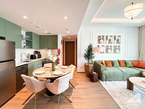 A modern apartment with a kitchen, dining area, and living room. - Chic & Cozy 1BR in Heart of City Walk (Dubai)