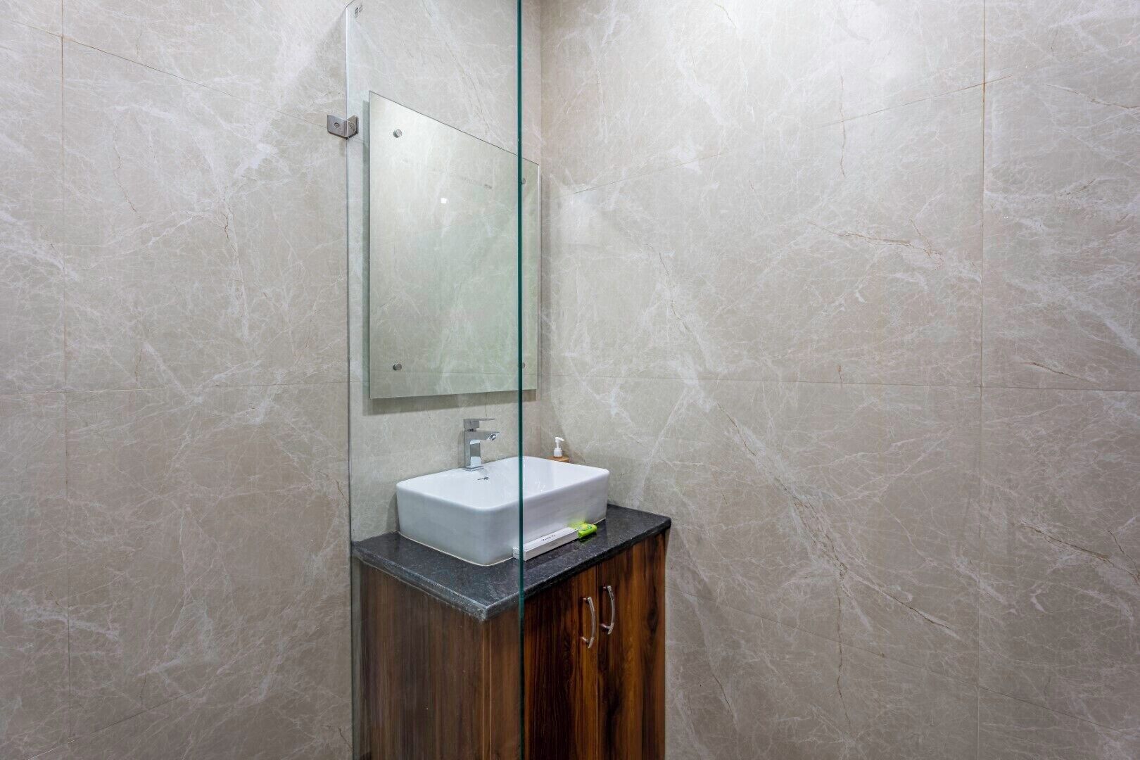 Ducha, secador de pelo, toallas y papel higiénico